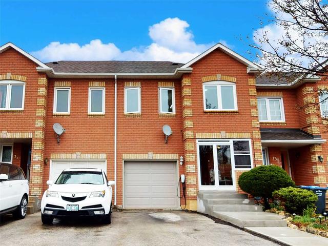 15 Ravenscliffe Crt, House attached with 3 bedrooms, 4 bathrooms and 4 parking in Brampton ON | Image 1