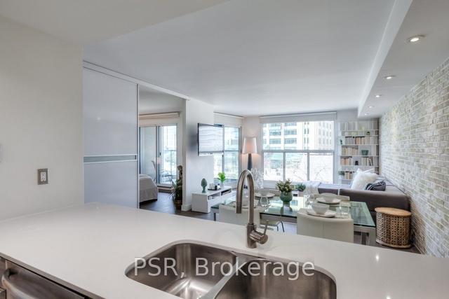411 - 77 Harbour Sq, Condo with 1 bedrooms, 1 bathrooms and 1 parking in Toronto ON | Image 4