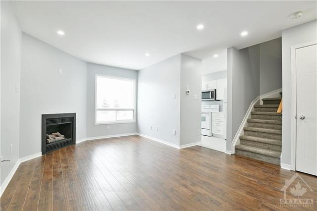 1804 Hennessy Crescent, Townhouse with 3 bedrooms, 2 bathrooms and 3 parking in Ottawa ON | Image 4