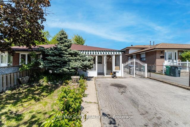 124 Clarence St N, House semidetached with 3 bedrooms, 3 bathrooms and 4 parking in Brampton ON | Image 1