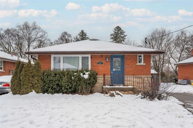 1207 Royal Dr, House detached with 3 bedrooms, 2 bathrooms and 4 parking in Burlington ON | Image 1