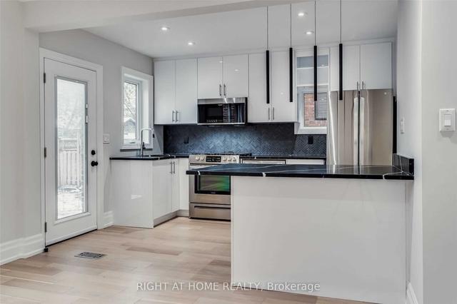 611 Hillsdale Ave E, House detached with 3 bedrooms, 3 bathrooms and 2 parking in Toronto ON | Image 3
