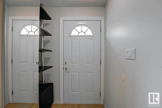 18706 54 Av Nw Nw, House detached with 3 bedrooms, 2 bathrooms and null parking in Edmonton AB | Image 3