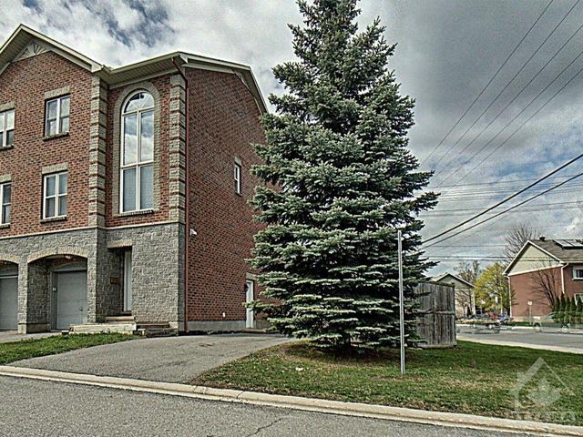 101 Arcola Private, Townhouse with 2 bedrooms, 4 bathrooms and 4 parking in Ottawa ON | Image 2