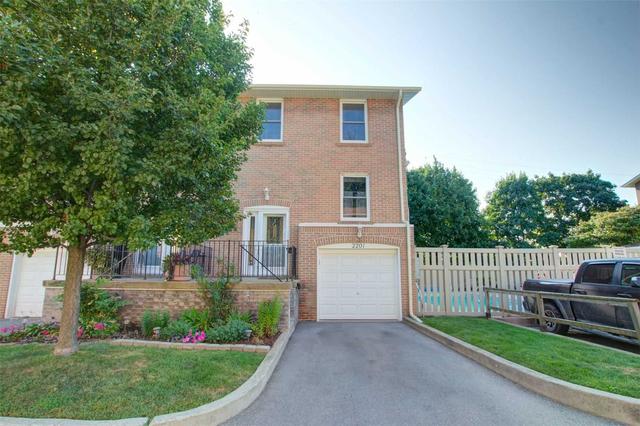 2201 Mountain Grove Ave, Townhouse with 3 bedrooms, 2 bathrooms and 2 parking in Burlington ON | Card Image