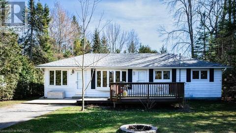 262 Huron Road, House detached with 3 bedrooms, 1 bathrooms and 4 parking in Huron Kinloss ON | Card Image