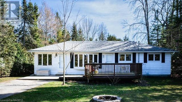 262 Huron Road, House detached with 3 bedrooms, 1 bathrooms and 4 parking in Huron Kinloss ON | Image 1