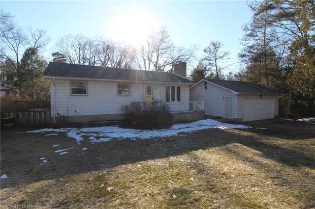7683 Riverside Drive, House detached with 3 bedrooms, 1 bathrooms and 6 parking in Lambton Shores ON | Image 4