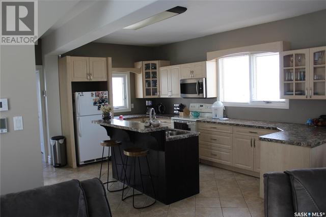 393 4th Street W, House detached with 2 bedrooms, 1 bathrooms and null parking in Shaunavon SK | Image 5