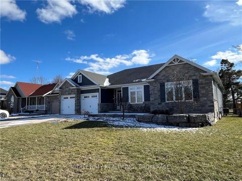 494 Thames St, House detached with 3 bedrooms, 4 bathrooms and 6 parking in Plympton Wyoming ON | Card Image