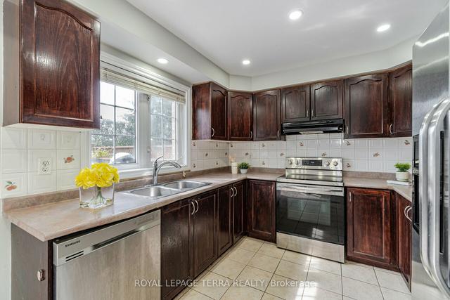 8 Trudelle Cres, House semidetached with 3 bedrooms, 3 bathrooms and 3 parking in Brampton ON | Image 5