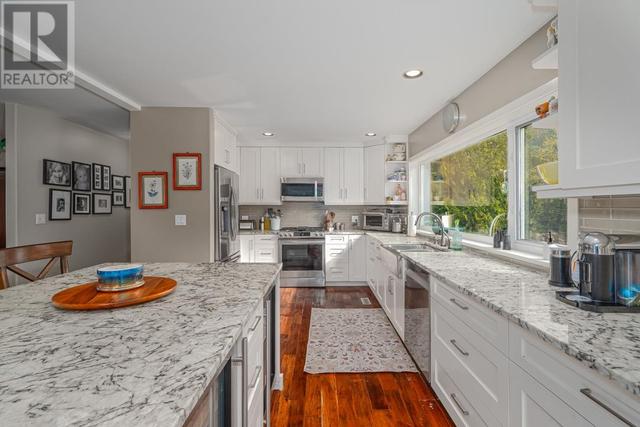 6945 Marine Drive, House detached with 4 bedrooms, 3 bathrooms and 4 parking in West Vancouver BC | Image 11