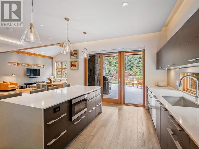 8007 Cypress Place, House detached with 4 bedrooms, 4 bathrooms and 4 parking in Whistler BC | Image 10