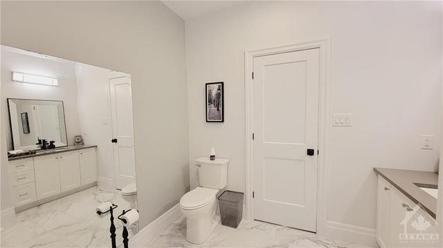 Another picture of the Main bathroom. | Image 16