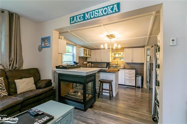 360 Muskoka Beach Road, House detached with 3 bedrooms, 1 bathrooms and 3 parking in Gravenhurst ON | Image 4