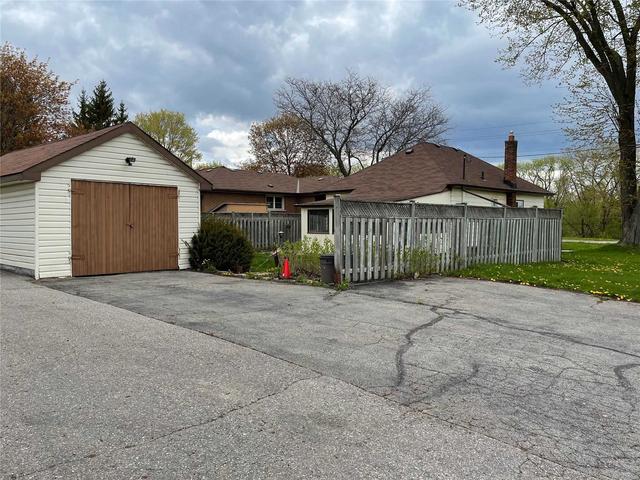 138 Farewell St, House detached with 2 bedrooms, 1 bathrooms and 4 parking in Oshawa ON | Image 6