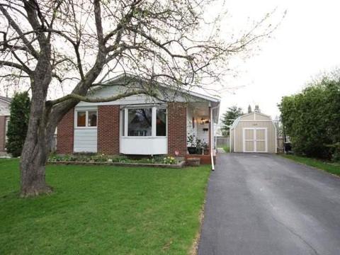 209 Old Colony Rd, House detached with 4 bedrooms, 1 bathrooms and 2 parking in Ottawa ON | Card Image