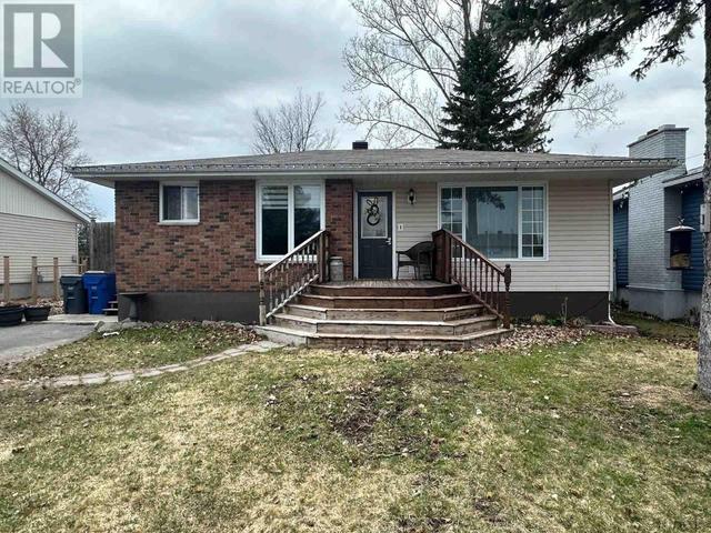 274 Mckelvie St, House detached with 3 bedrooms, 2 bathrooms and null parking in Temiskaming Shores ON | Image 1