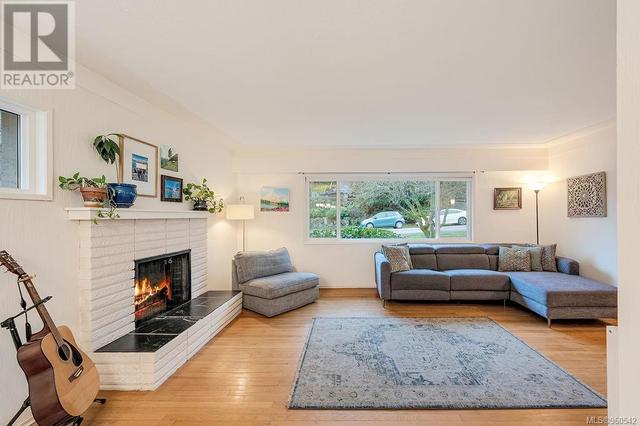 3945 Shorncliffe Rd, House detached with 6 bedrooms, 2 bathrooms and 5 parking in Saanich BC | Image 6