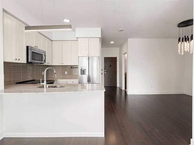 7608 Yonge St, Condo with 2 bedrooms, 2 bathrooms and 2 parking in Vaughan ON | Image 5