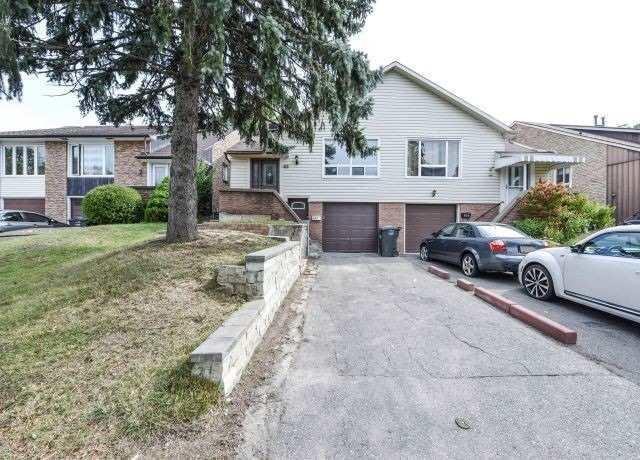 108 Centre St N, House semidetached with 3 bedrooms, 3 bathrooms and 2 parking in Brampton ON | Image 1