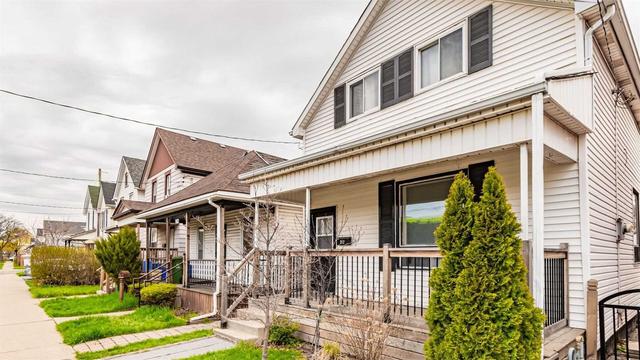 212 Belmont Ave, House detached with 2 bedrooms, 2 bathrooms and 2 parking in Hamilton ON | Image 1