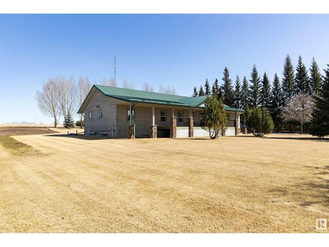 5004 52 Av, House detached with 4 bedrooms, 3 bathrooms and null parking in Westlock County AB | Image 2