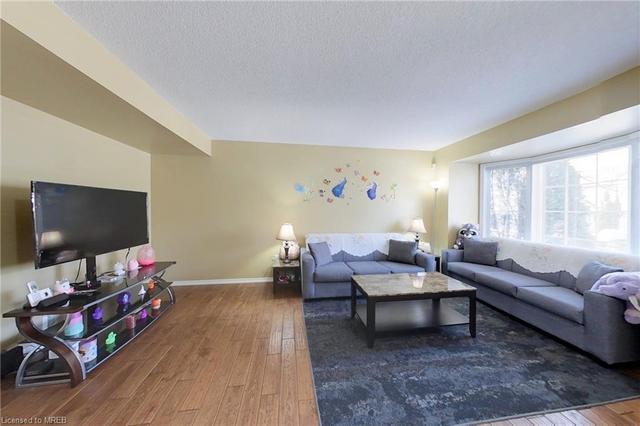31 - 235 Saginaw Parkway, House attached with 3 bedrooms, 1 bathrooms and 1 parking in Cambridge ON | Image 3