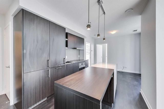 1810 - 100 Harbour St, Condo with 3 bedrooms, 2 bathrooms and 1 parking in Toronto ON | Image 3