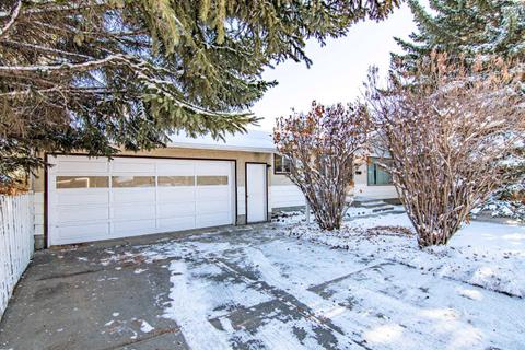 33 Munro Crescent, House detached with 2 bedrooms, 2 bathrooms and 2 parking in Red Deer AB | Card Image