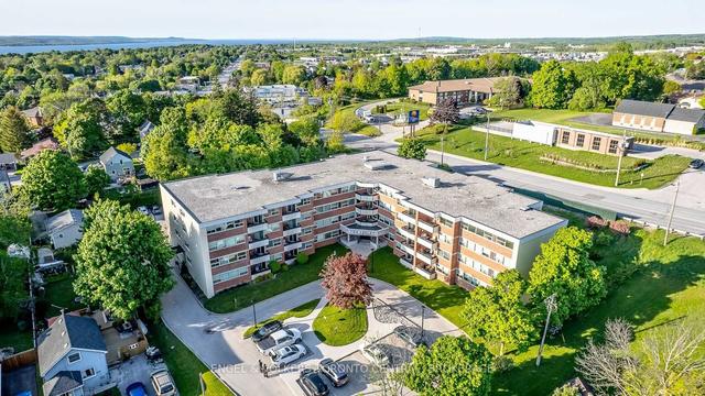 304 - 860 9th St E, Condo with 2 bedrooms, 1 bathrooms and 1 parking in Owen Sound ON | Image 1