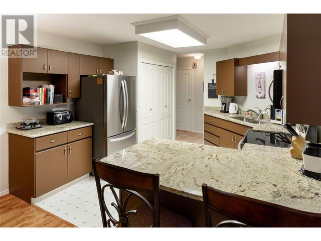 403 - 987 Klo Road, Condo with 2 bedrooms, 2 bathrooms and 1 parking in Kelowna BC | Image 4
