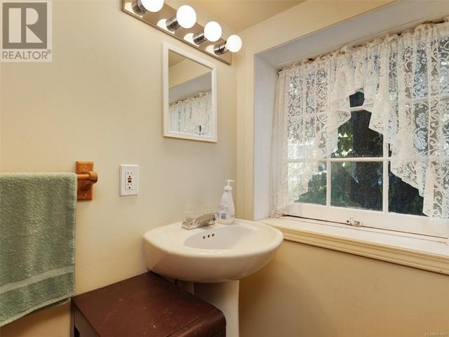 1727 Lee Ave, House detached with 2 bedrooms, 2 bathrooms and null parking in Victoria BC | Image 19