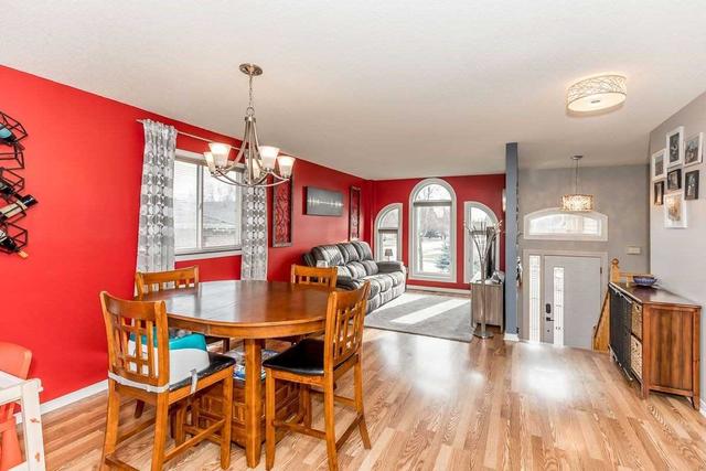 54 Leslie Ave, House detached with 2 bedrooms, 2 bathrooms and 5 parking in Barrie ON | Image 2