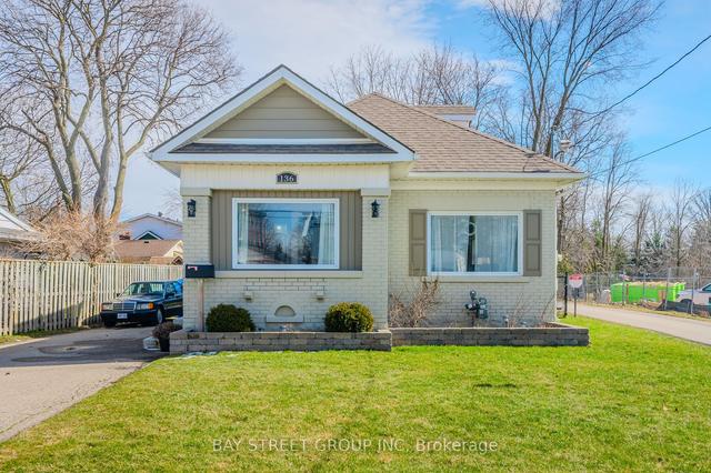 136 Woolwich St, House detached with 2 bedrooms, 1 bathrooms and 4 parking in Kitchener ON | Image 1