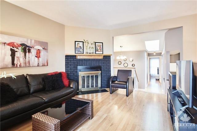 209 Woodfield Drive, House attached with 2 bedrooms, 2 bathrooms and 1 parking in Ottawa ON | Image 5