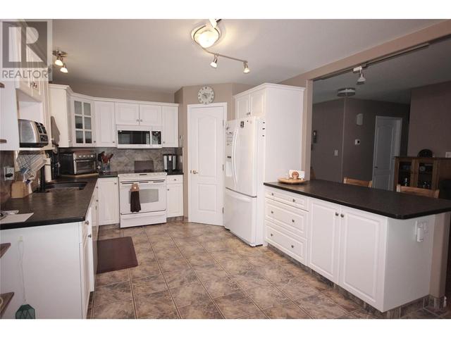 557 Red Wing Drive, House detached with 2 bedrooms, 2 bathrooms and 2 parking in Penticton 1 BC | Image 3