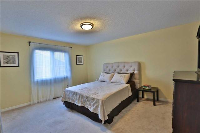 54 Saintsbury Cres, House semidetached with 3 bedrooms, 4 bathrooms and 2 parking in Brampton ON | Image 7