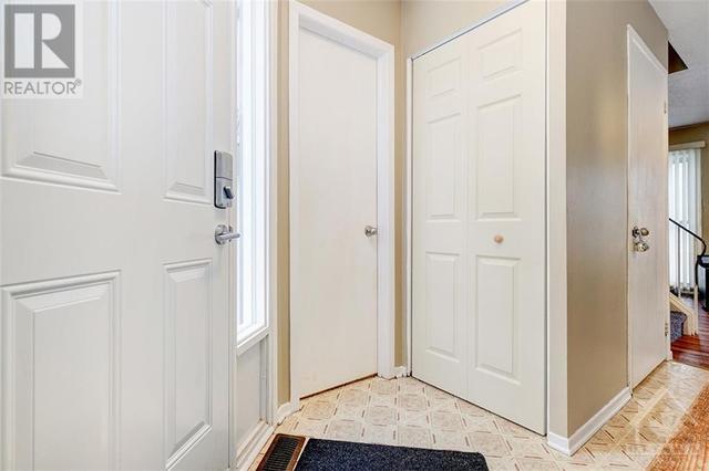42 Compata Way, Townhouse with 3 bedrooms, 2 bathrooms and 2 parking in Ottawa ON | Image 3