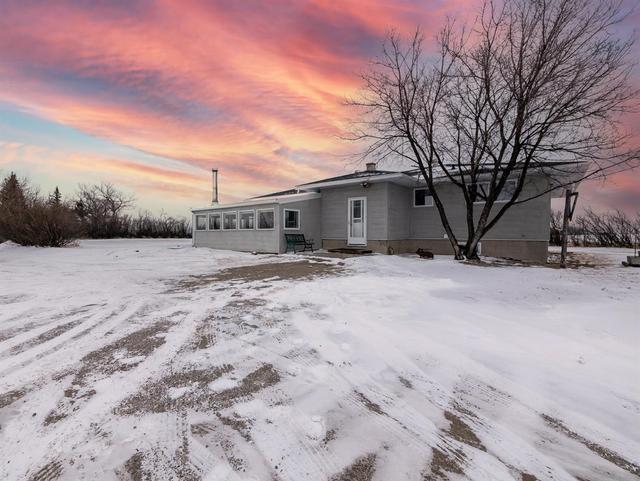 101012 Range Road 234, House detached with 4 bedrooms, 1 bathrooms and null parking in Lethbridge County AB | Image 2