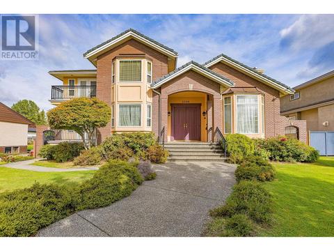 6589 Kitchener Street, House detached with 7 bedrooms, 6 bathrooms and 5 parking in Burnaby BC | Card Image