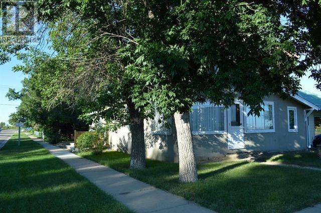 106 2 Avenue E, House detached with 3 bedrooms, 1 bathrooms and 1 parking in Newell County AB | Image 1