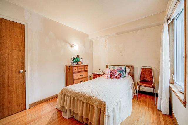 1045 Ossington Ave, House semidetached with 4 bedrooms, 2 bathrooms and 0 parking in Toronto ON | Image 6