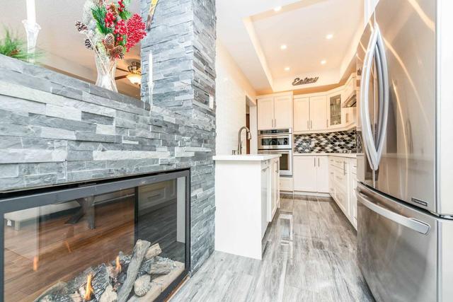 617 Lumberton Cres, House attached with 3 bedrooms, 3 bathrooms and 3 parking in Mississauga ON | Image 4