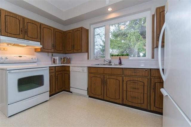 28 Commons Dr, House detached with 3 bedrooms, 2 bathrooms and 3 parking in Toronto ON | Image 4