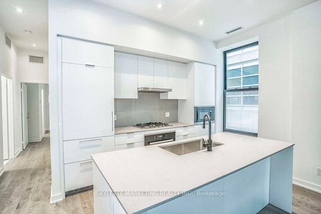 203 - 22 Lombard St, Condo with 2 bedrooms, 2 bathrooms and 1 parking in Toronto ON | Image 2