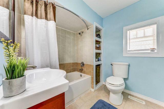 main - 70 Colborne St W, House detached with 2 bedrooms, 2 bathrooms and 2 parking in Oshawa ON | Image 9