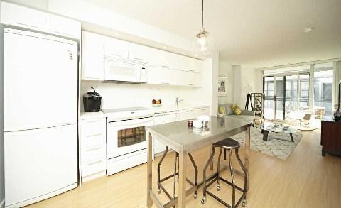 901 - 25 Capreol Crt, Condo with 1 bedrooms, 1 bathrooms and 1 parking in Toronto ON | Image 4