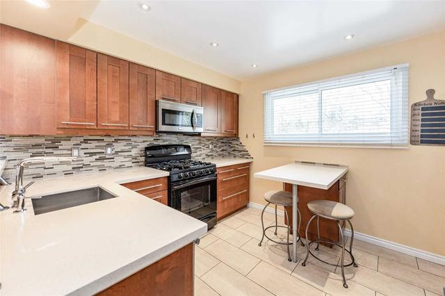 960 Warwick Crt, Townhouse with 3 bedrooms, 2 bathrooms and 2 parking in Burlington ON | Image 2