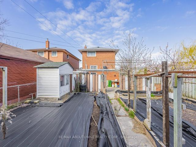 111 Delroy Dr, House detached with 3 bedrooms, 3 bathrooms and 4 parking in Toronto ON | Image 11